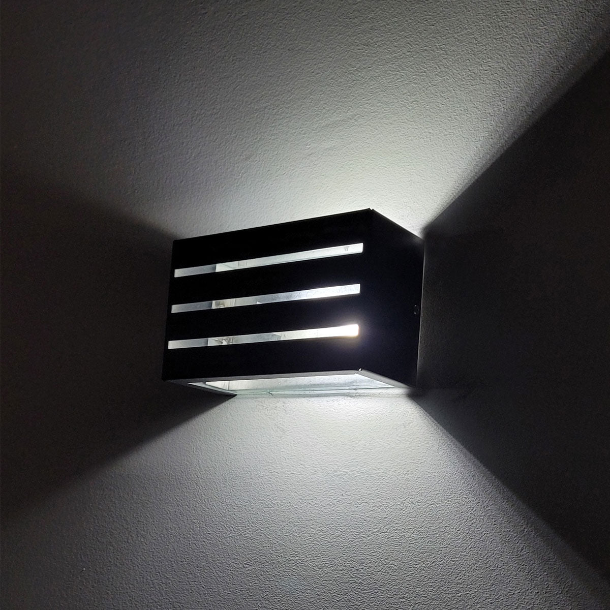 Arandela 2 Focos Efeito 3 Frisos Preta Externa Retangular Alumínio