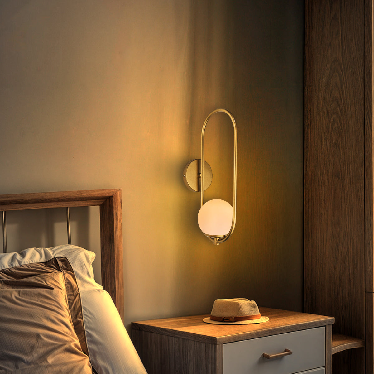 Arandela Arkom Light Parede Dourado Globo Vidro Leitoso 10Cm